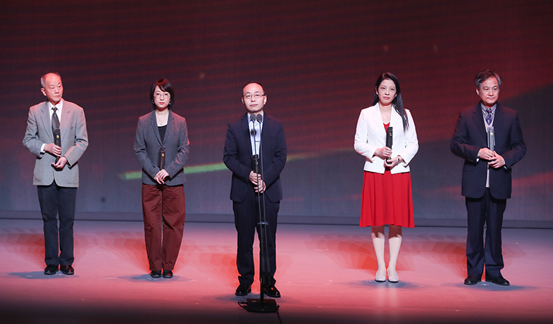 竺祖慈、許小凡、楊鐵軍、陳方、薛慶國（從左至右）領取文學翻譯獎