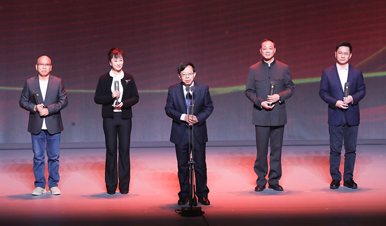 陳倉、李舫、龐余亮、江子、沈念（從左至右）領取散文雜文獎