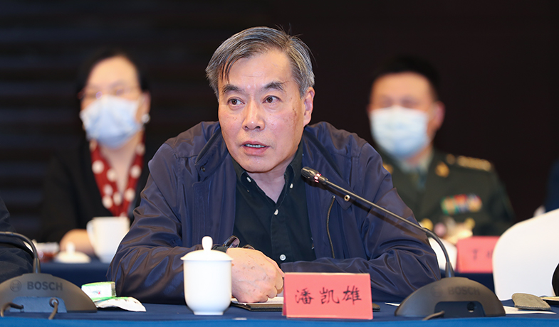 評委代表潘凱雄在會上發言