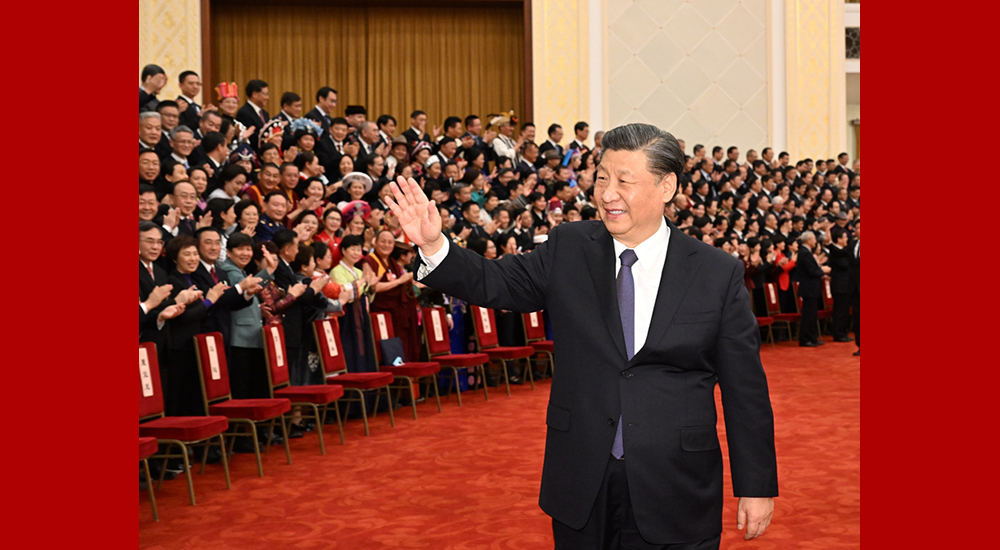 3月11日，中國人民政治協商會議第十四屆全國委員會第一次會議在北京閉幕。習近平向委員揮手致意。