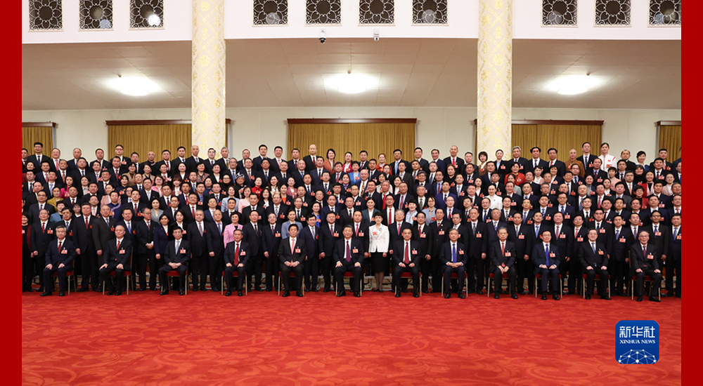 3月13日下午，習近平等黨和國家領導人在人民大會堂會見出席十四屆全國人大一次會議的全體代表，同他們合影留念。